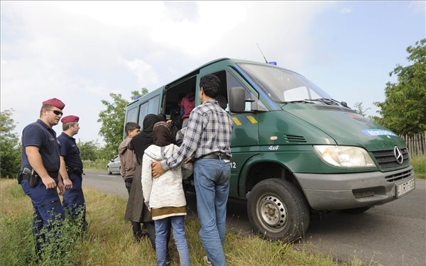 Illegális bevándorlás - A kormány együttműködésre kérte fel a karitatív szervezeteket