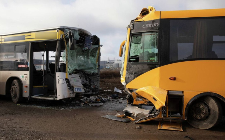 Összeütközött két busz Debrecenben, tizenkilencen megsérültek