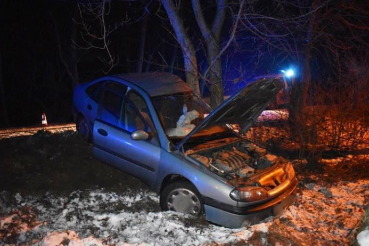 Súlyos sérüléssel az árokban ért véget a kocsikázás