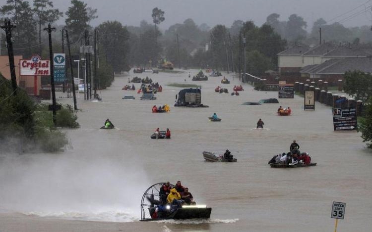 Fegyveres álrendőrök fosztogatnak a trópusi vihar sújtotta Houstonban 