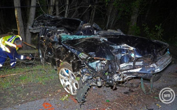 Hárman meghaltak, ketten megsérültek, amikor fának csapódott egy autó Kiskunfélegyháza közelében