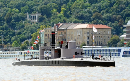 Hadihajó érkezik a Parlament elé