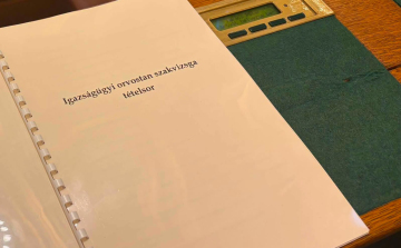 Facebook-vita alakult ki arról, hogy mi történt Takács Péter asztalán, amíg kivonult a Házból